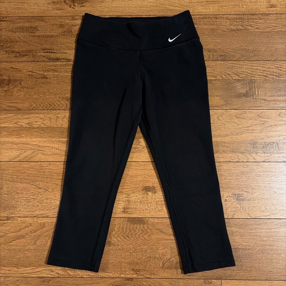 Nike Capri Leggings Womens Size XS Black Legend 2.0 Slim Fit Excellent